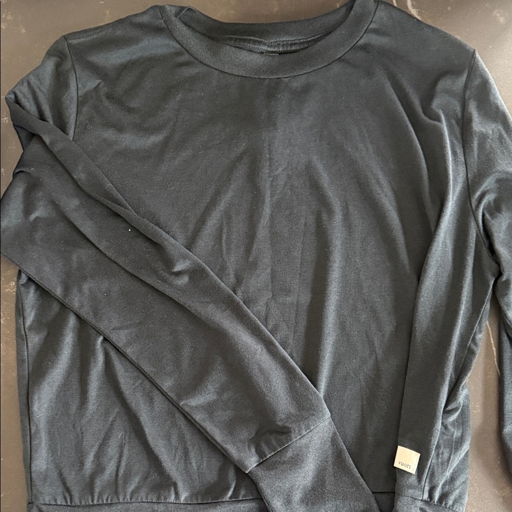 Vuori Black Lightweight Crewneck Long Sleeve. Black pants to match.
Set